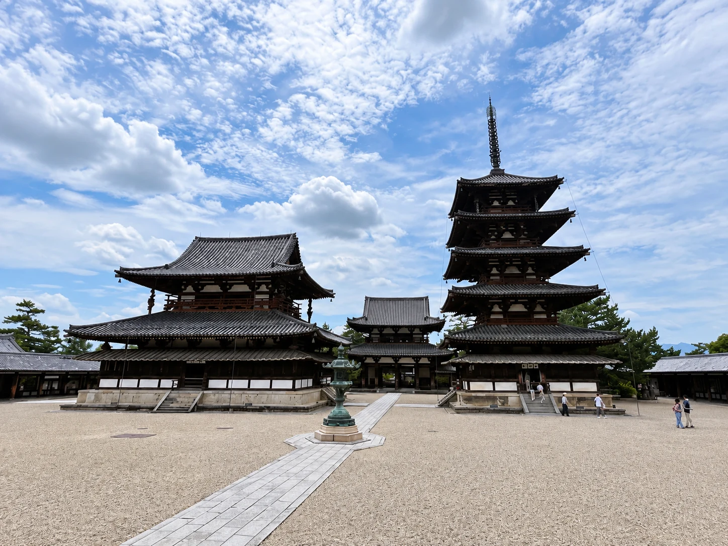 法隆寺境内の伽藍と五重塔。左に金堂、右に五重塔が見える