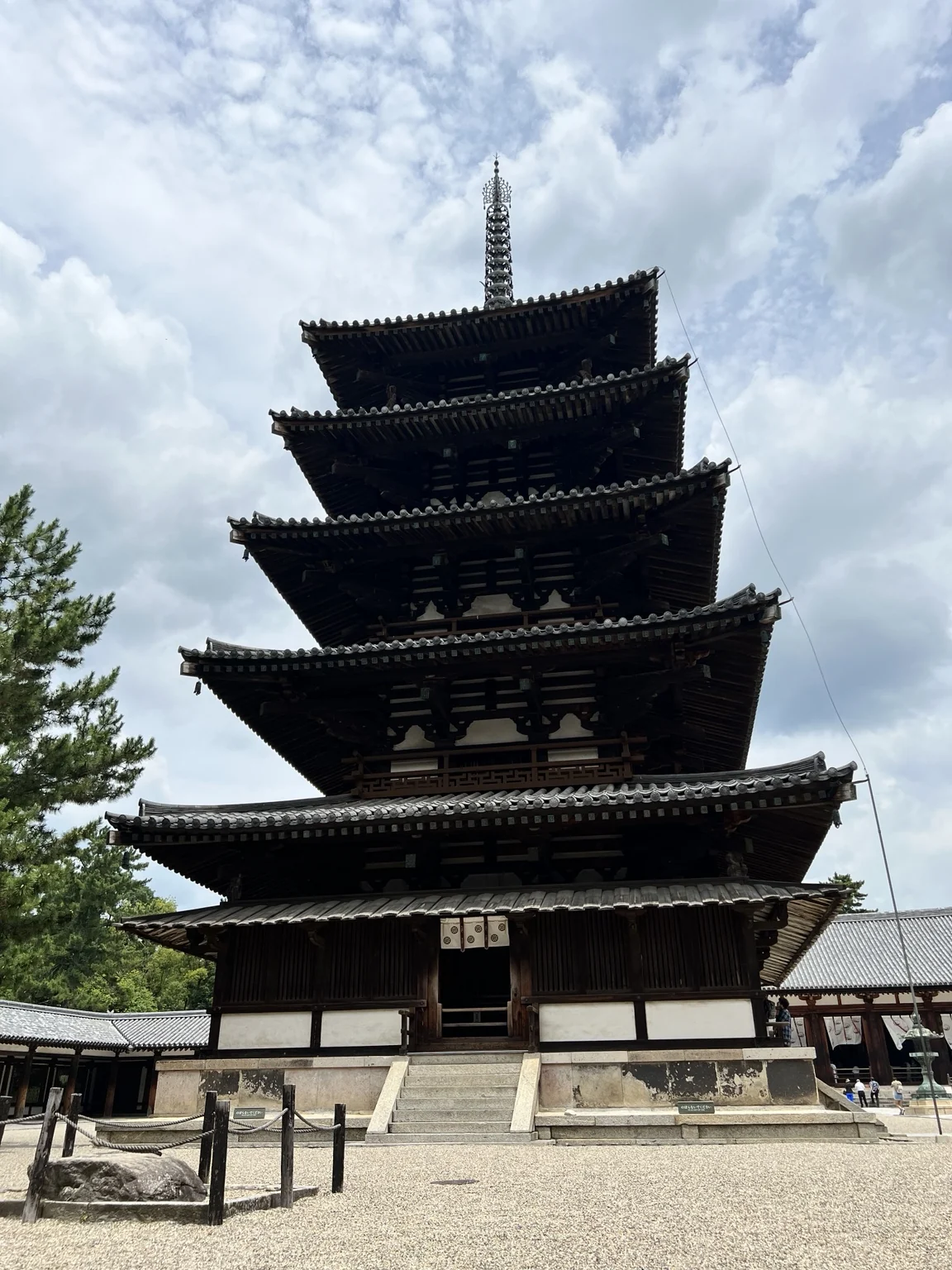 法隆寺の五重塔を正面から見上げた景観